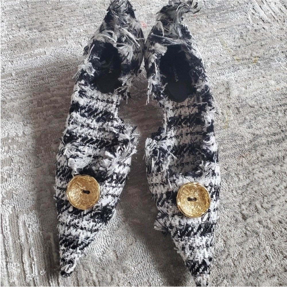 $1,129 Balenciaga Black and White Heels with Chic Tweed Design - Picture 3 of 12